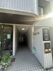 ⑤ マンション前

少し進むと、右手に板柳ビルが見えます。
こちらの建物7階7Cでお待ちしております♪